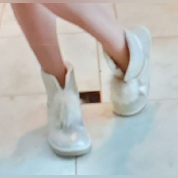 NIB GOLD POM POM FLUFFY FURRY LINED NON SLIP SOLE SIZE 5.5 - Picture 5 of 15